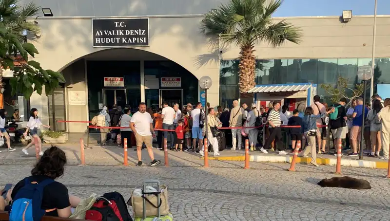 Bayramda Midilli Adası’na Yoğun İlgi: Türkiye’den Yüzlerce Tatilci Akın Ediyor