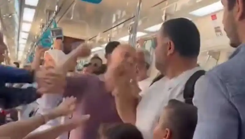 Marmaray'da Oluşan Yumruklu Kavga Yolcuları Şaşırttı!