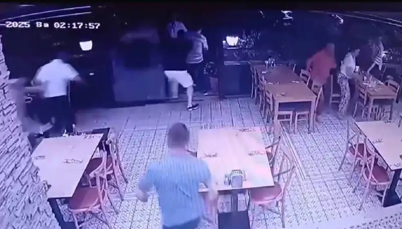 Deprem Anı: Güvenlik Kamerası ile Yakalanan Anların Dramı