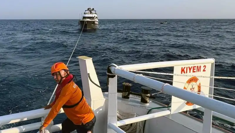 Marmaris Açıklarında Sürüklenen Tekne Hızla Kurtarıldı!