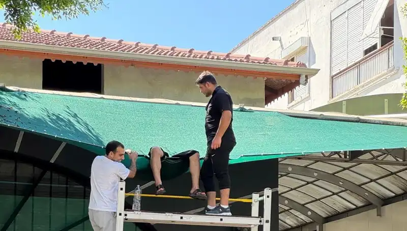 Dengesini Kaybeden Genç, Balkonun Kenarından Düşerek Hayatını Tehlikeye Attı