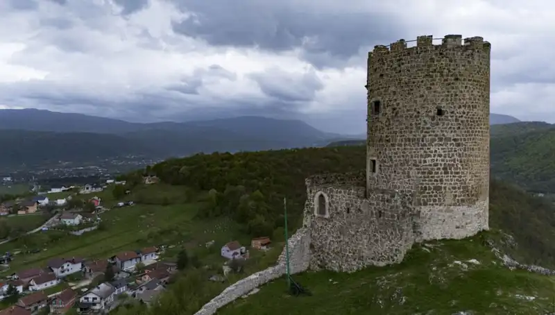 Bosna Hersek'in Sokolac Kalesi: Tarihin Gölgesinde Zamana Direniş