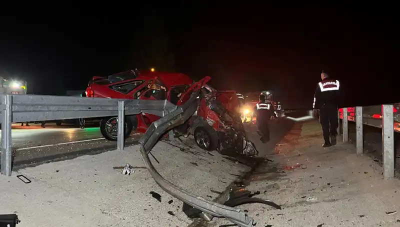 Barikatlara Çarpan Otomobilde İki Can Kaybı: Korkunç Kaza Detayları