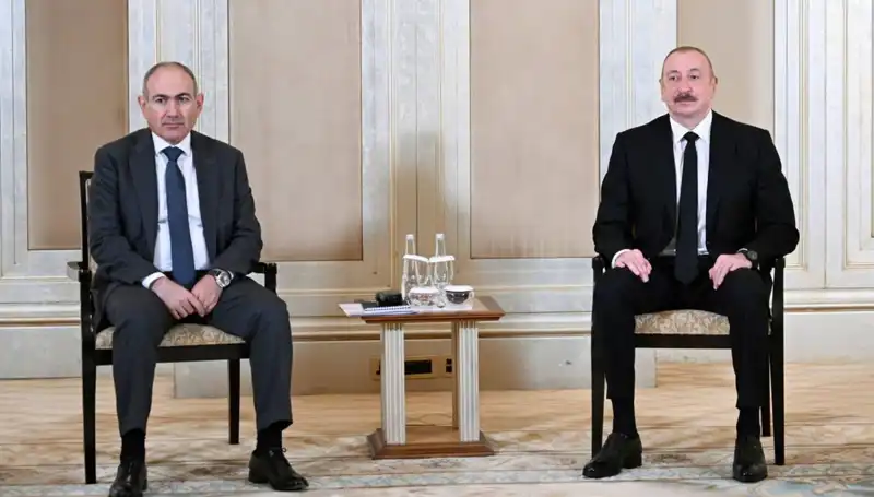 Aliyev ve Paşinyan, Abu Dabi'de Barış İçin Tarihi Görüşme Gerçekleştirdi