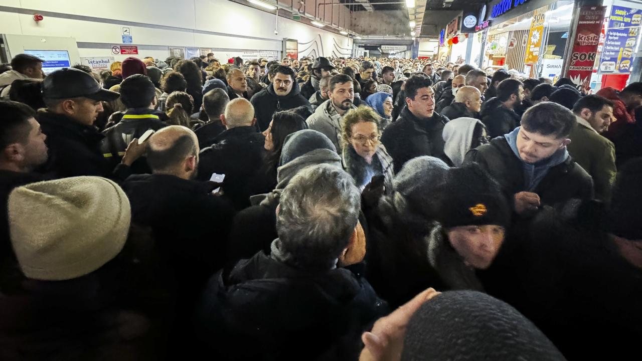 İstanbul'da Kar Yağışı Nedeniyle Yaşam Felç Edildi