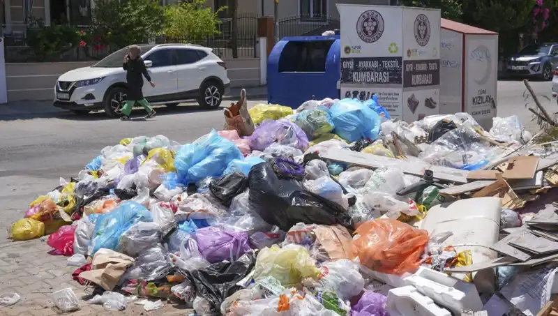 İzmir'de Çöp Yığınları: Temizlik Sorunu Büyüyor, Çözüm Nerede?
