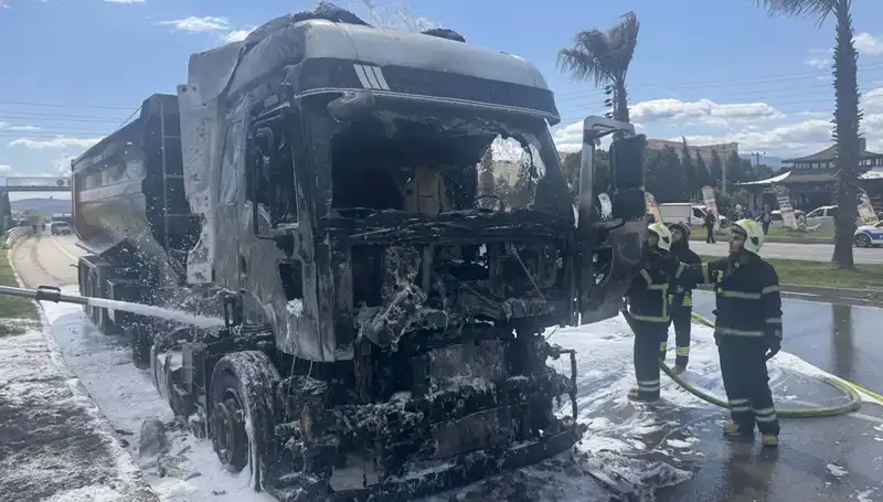 Kum Yüklü TIR'ın Alev Alev Yanması İnanılmaz Görüntülerle Gündemde