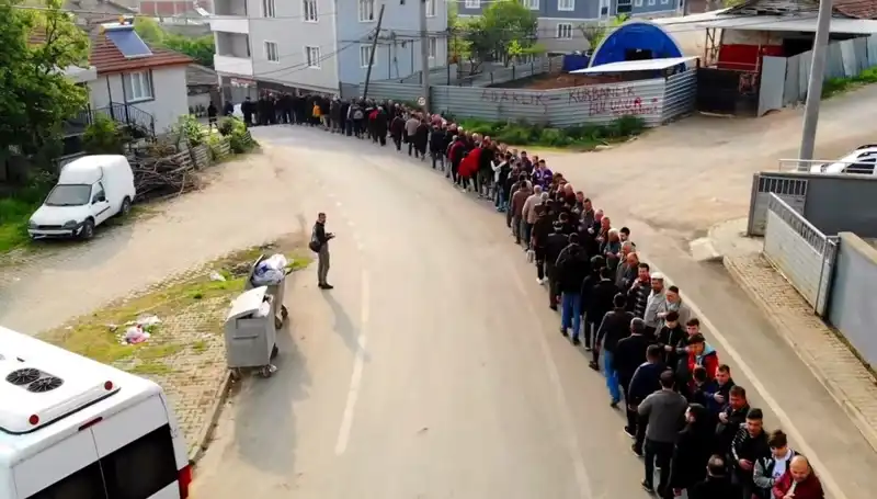 Bursa'daki bayramlaşma geleneği: 1 kilometrelik kuyrukta huzur ve mutluluk var