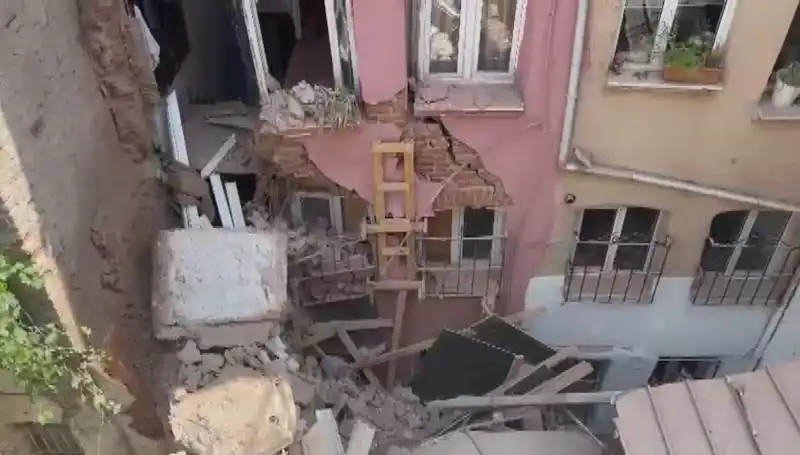 İstanbul'da Üç Katlı Binanın Balkonu Çöktü: Olayın Ayrıntıları Ortaya Çıktı