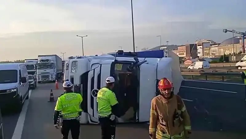 Pendik TEM Otoyolu'nda TIR Devrildi: İstanbul'a Giden Yolda Yoğun Trafik Yaşanıyor