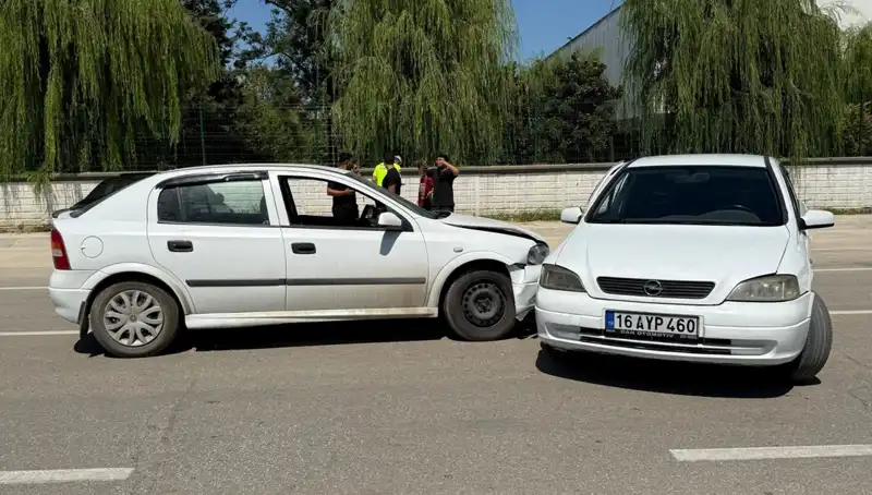 İki Otomobil Çarpıştı: Kazada İki Yaralı, Olay Yerinde Gözaltı